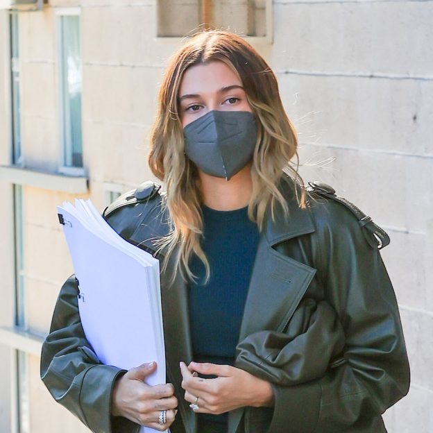 Hailey Bieber dopasowała maskę do płaszcza