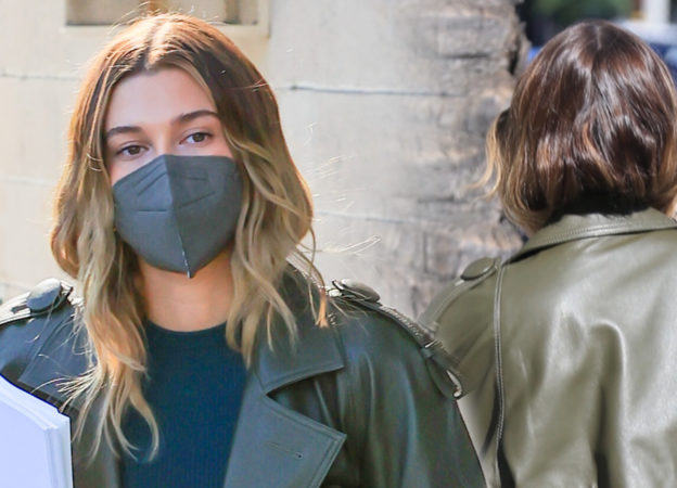 Hailey Bieber idzie na spotkanie w modnym płaszczu