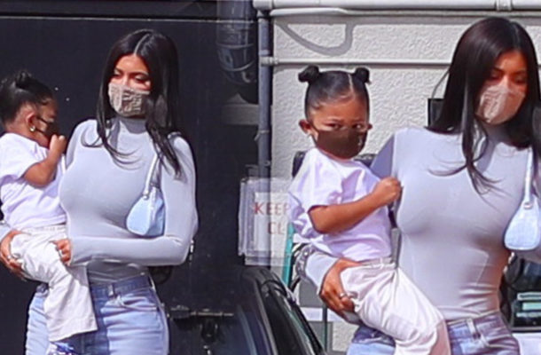 Kylie Jenner wraca z lunchu i wsiada do luksusowego auta ze Stormi na rękach (ZDJĘCIA)