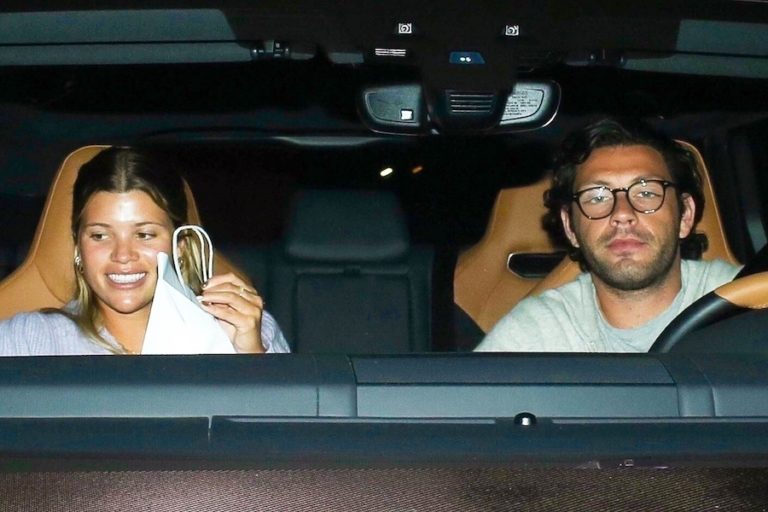 *EXCLUSIVE* Sofia Richie acts coy while being spotted out with a new mystery man! *EXCLUSIVE* Sofia Richie acts coy while being spotted out with a new mystery man!