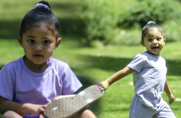 Córka Kylie Jenner, Stormi, w towarzystwie niani bawi się z parku (ZDJĘCIA)