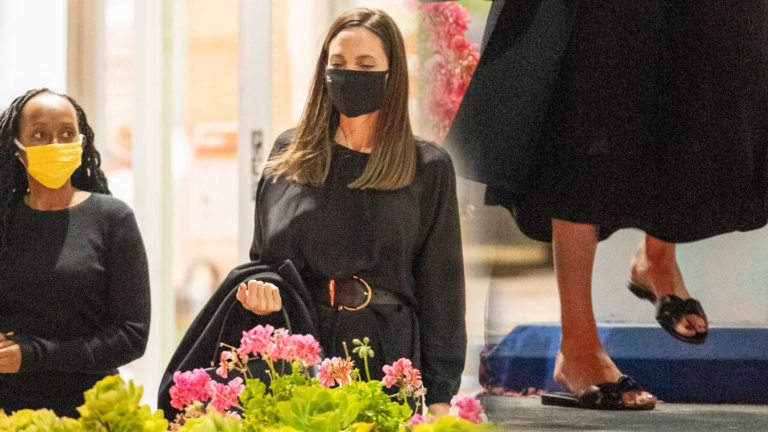 Angelina Jolie z dziećmi na sushi Angelina Jolie z dziećmi na sushi
