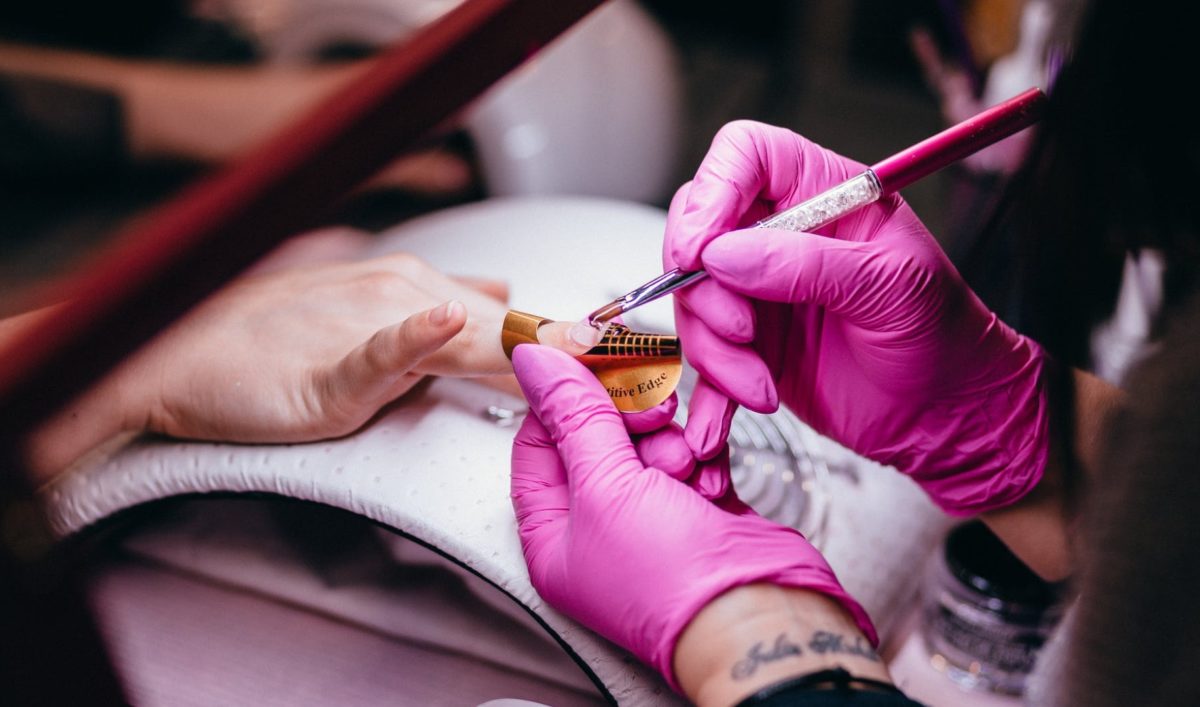 Manicure hybrydowy w domu: przewodnik krok po kroku