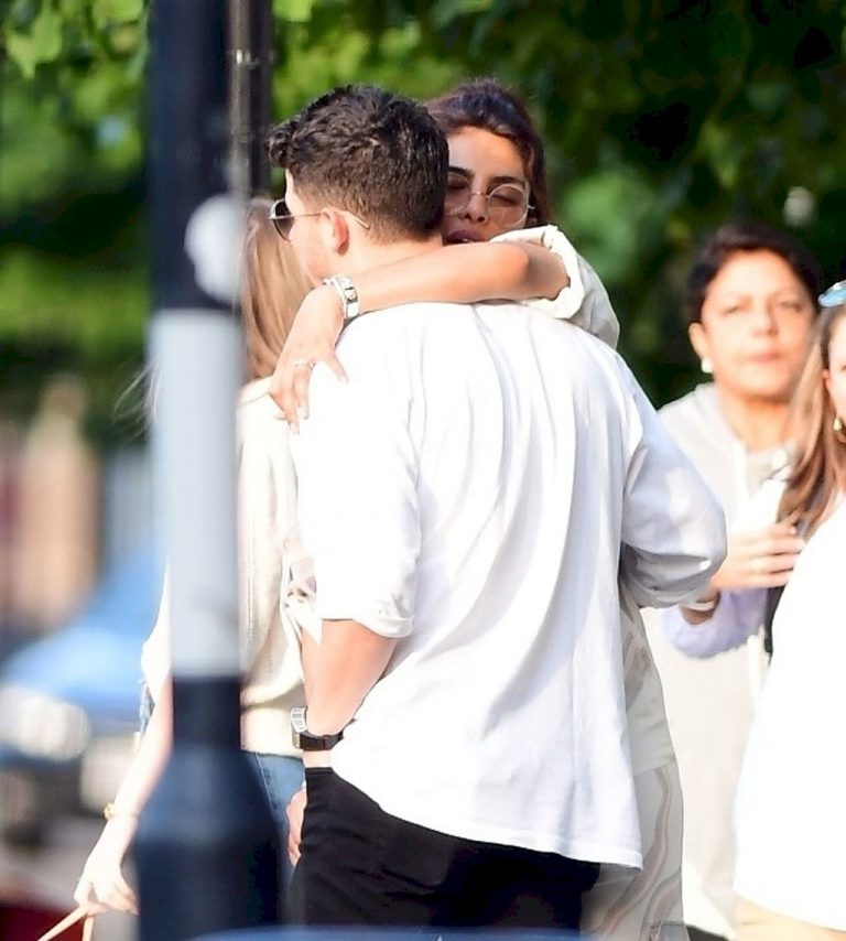 *PREMIUM-EXCLUSIVE* MUST CALL FOR PRICING BEFORE USAGE - Priyanka Chopra and Nick Jonas pack on the PDA during a family lunch date at the Beach Blanket Babylon Restaurant in London's Notting Hill.*PICTURES TAKEN ON 13/08/2021* *PREMIUM-EXCLUSIVE* MUST CALL FOR PRICING BEFORE USAGE - Priyanka Chopra and Nick Jonas pack on the PDA during a family lunch date at the Beach Blanket Babylon Restaurant in London's Notting Hill.*PICTURES TAKEN ON 13/08/2021*