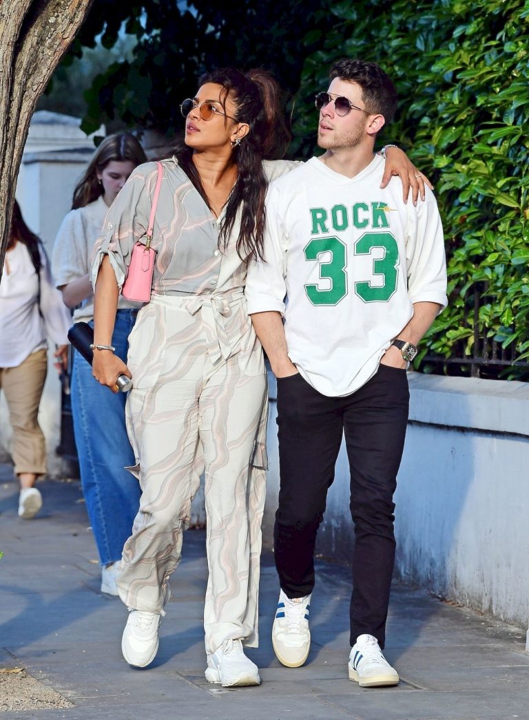 *PREMIUM-EXCLUSIVE* MUST CALL FOR PRICING BEFORE USAGE - Priyanka Chopra and Nick Jonas pack on the PDA during a family lunch date at the Beach Blanket Babylon Restaurant in London's Notting Hill.*PICTURES TAKEN ON 13/08/2021* *PREMIUM-EXCLUSIVE* MUST CALL FOR PRICING BEFORE USAGE - Priyanka Chopra and Nick Jonas pack on the PDA during a family lunch date at the Beach Blanket Babylon Restaurant in London's Notting Hill.*PICTURES TAKEN ON 13/08/2021*
