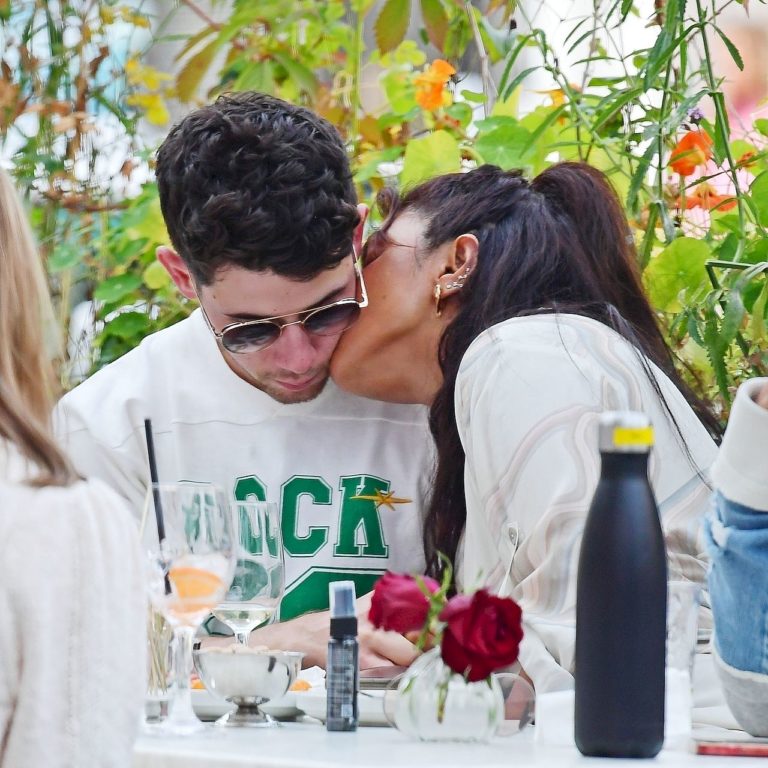 *PREMIUM-EXCLUSIVE* MUST CALL FOR PRICING BEFORE USAGE - Priyanka Chopra and Nick Jonas pack on the PDA during a family lunch date at the Beach Blanket Babylon Restaurant in London's Notting Hill.*PICTURES TAKEN ON 13/08/2021* *PREMIUM-EXCLUSIVE* MUST CALL FOR PRICING BEFORE USAGE - Priyanka Chopra and Nick Jonas pack on the PDA during a family lunch date at the Beach Blanket Babylon Restaurant in London's Notting Hill.*PICTURES TAKEN ON 13/08/2021*