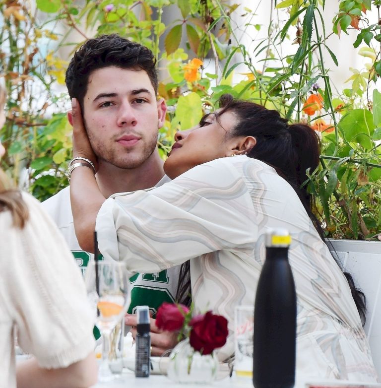 *PREMIUM-EXCLUSIVE* MUST CALL FOR PRICING BEFORE USAGE - Priyanka Chopra and Nick Jonas pack on the PDA during a family lunch date at the Beach Blanket Babylon Restaurant in London's Notting Hill.*PICTURES TAKEN ON 13/08/2021* *PREMIUM-EXCLUSIVE* MUST CALL FOR PRICING BEFORE USAGE - Priyanka Chopra and Nick Jonas pack on the PDA during a family lunch date at the Beach Blanket Babylon Restaurant in London's Notting Hill.*PICTURES TAKEN ON 13/08/2021*
