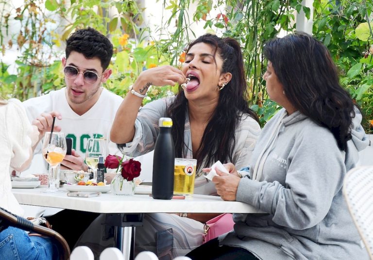 *PREMIUM-EXCLUSIVE* MUST CALL FOR PRICING BEFORE USAGE - Priyanka Chopra and Nick Jonas pack on the PDA during a family lunch date at the Beach Blanket Babylon Restaurant in London's Notting Hill.*PICTURES TAKEN ON 13/08/2021* *PREMIUM-EXCLUSIVE* MUST CALL FOR PRICING BEFORE USAGE - Priyanka Chopra and Nick Jonas pack on the PDA during a family lunch date at the Beach Blanket Babylon Restaurant in London's Notting Hill.*PICTURES TAKEN ON 13/08/2021*