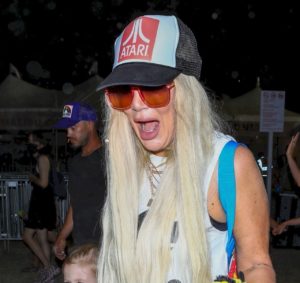 Tori Spelling chwali się kolczykami w brzuchu. To nowa moda?