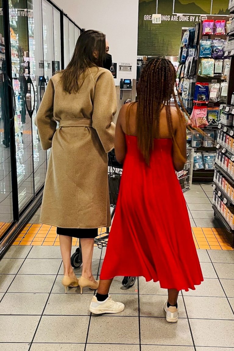 *EXCLUSIVE* Angelina Jolie goes weekend grocery shopping with daughter Zahara *EXCLUSIVE* Angelina Jolie goes weekend grocery shopping with daughter Zahara