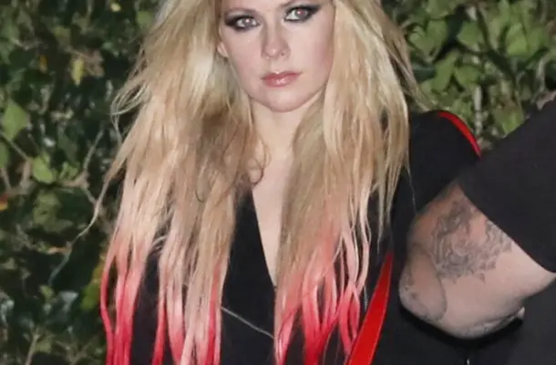 Avril Lavigne obcięła włosy! Nareszcie nie wygląda jak podstarzała nastolatka
