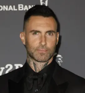Adam Levine wytatuował sobie na twarzy… różę! Adam Levine wytatuował sobie na twarzy… różę!