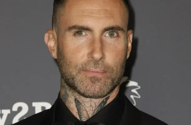Adam Levine wytatuował sobie na twarzy… różę!