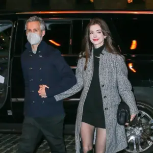 Anne Hathaway w krótkiej mini na randce z mężem