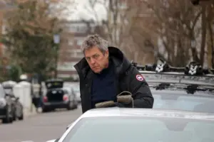 Dawno niewidziany Hugh Grant wsiada do NOWIUTKIEJ fury za 1,5 miliona złotych