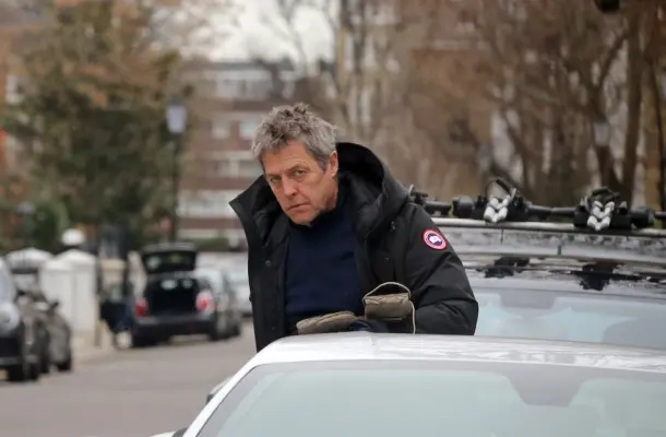 Dawno niewidziany Hugh Grant wsiada do NOWIUTKIEJ fury za 1,5 miliona złotych