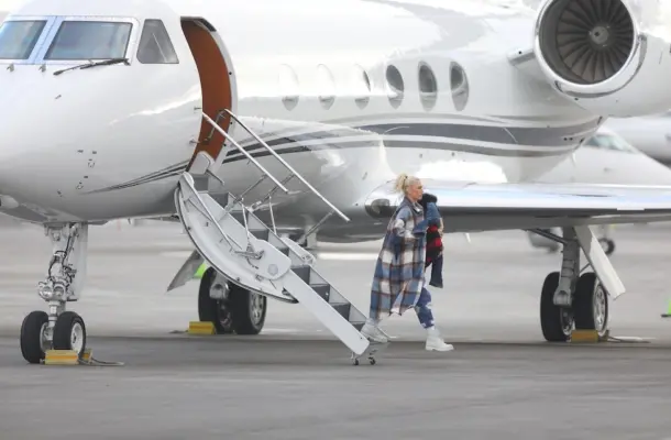 Dawno niewidziana Gwen Stefani wysiada z prywatnego samolotu