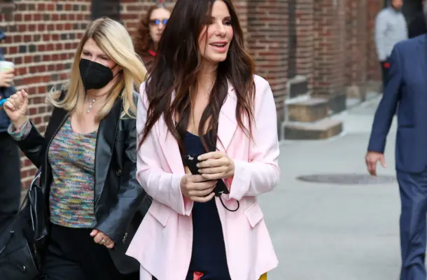 Wow! Dawno niewidziana Sandra Bullock pokazuje brzuszek w drodze do studia
