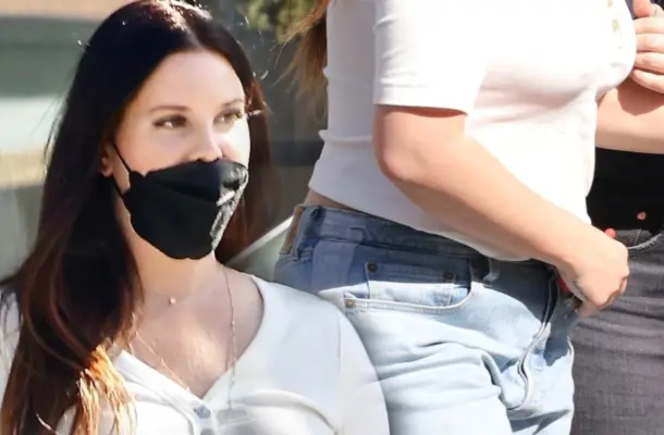 Krągła Lana Del Rey na zakupach z przyjaciółką