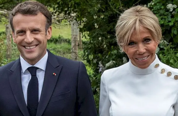 Emmanuel Macron kusi gołym torsem. W takim wydaniu go jeszcze nie widzieliśmy