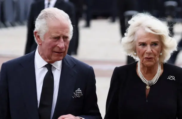 Królowa Camilla rezygnuje z dam dworu, będzie miała za to „towarzyszki”. Co to oznacza?