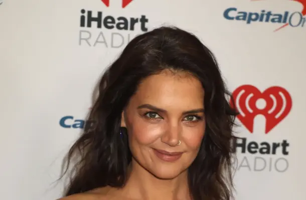 Roześmiana Katie Holmes w prostym i stylowym looku na ulicach Nowego Jorku