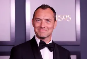 Jude Law wreszcie pokazał się ze swoim najmłodszym dzieckiem! Wiedzieliście, że ma ich aż sześcioro? (ZDJĘCIA) Jude Law wreszcie pokazał się ze swoim najmłodszym dzieckiem! Wiedzieliście, że ma ich aż sześcioro? (ZDJĘCIA)