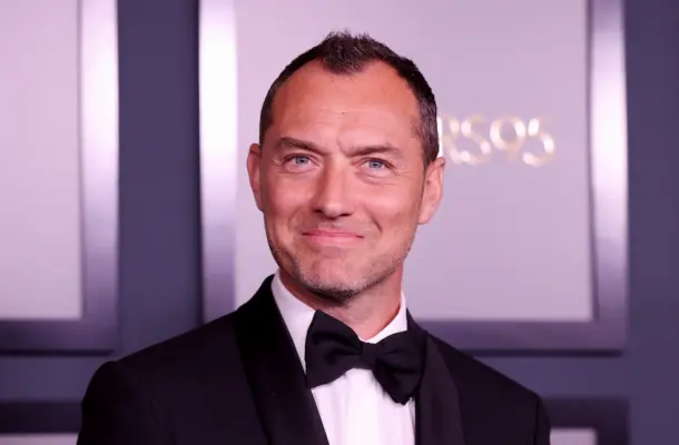 Jude Law wreszcie pokazał się ze swoim najmłodszym dzieckiem! Wiedzieliście, że ma ich aż sześcioro? (ZDJĘCIA)