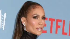J.Lo bez makijażu pokazuje jak robi się na bóstwo J.Lo bez makijażu pokazuje jak robi się na bóstwo