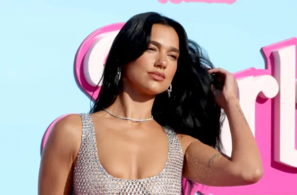 Urlop w Grecji: Dua Lipa chwali się pięknym ciałem i wakacyjnym stylem