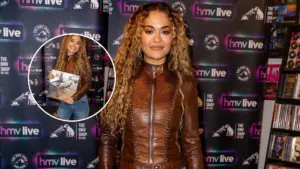 Rita Ora szokuje stylizacją! Wszystko wyglądało OK, do momentu aż nie spojrzeliśmy na jej nogi… (ZDJĘCIA) Rita Ora szokuje stylizacją! Wszystko wyglądało OK, do momentu aż nie spojrzeliśmy na jej nogi… (ZDJĘCIA)