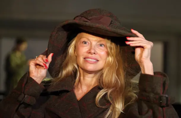 Pamela Anderson bez grama makijażu na paryskim tygodniu mody