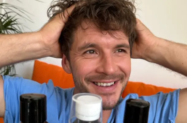 „Rozner, ile ty masz tych włosów!” – Mikołaj Roznerski opowiada o pielęgnacji swoich włosów. Czego używa?