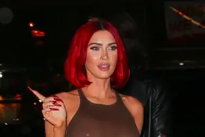 Megan Fox prezentuje gołe sutki podczas promocji swojego tomiku poezji Megan Fox prezentuje gołe sutki podczas promocji swojego tomiku poezji