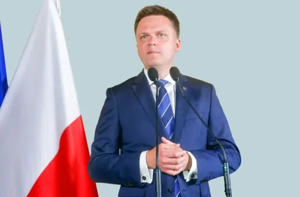 Szymon Hołownia i jego idealnie skrojone garnitury. Wiadomo, kto od lat szyje dla marszałka