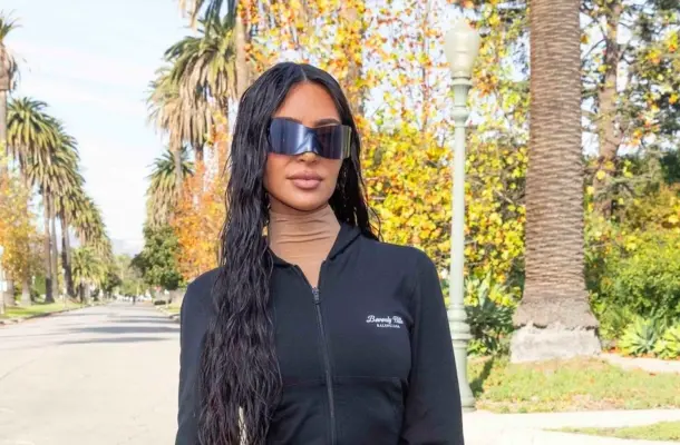 Kim Kardashian rezygnuje z kosztownych torebek na rzecz papierowej reklamówki