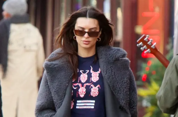 Emily Ratajkowski lansuje model butów Puma, który był modny kilkanaście lat temu