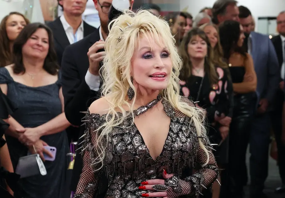 77-letnia Dolly Parton wyznaje czemu nie żałuje nie posiadania dzieci |  Kozaczek