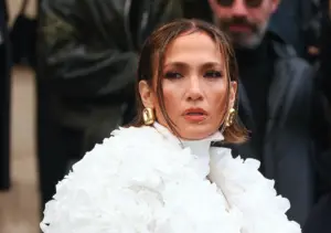 Jennifer Lopez już nie ma hollywoodzkich fal… Gwiazda postawiła na ostre cięcie Jennifer Lopez już nie ma hollywoodzkich fal… Gwiazda postawiła na ostre cięcie