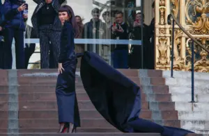Zendaya debiutuje z nową fryzurą na Paris Fashion Week. To nowy trend wśród gwiazd Zendaya debiutuje z nową fryzurą na Paris Fashion Week. To nowy trend wśród gwiazd