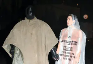 Całkiem naga Bianca Censori, okryta przeźroczystą foliówką Całkiem naga Bianca Censori, okryta przeźroczystą foliówką