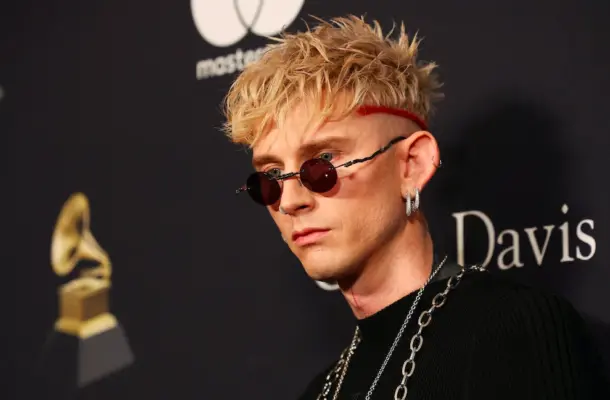 Szok! Machine Gun Kelly wytatuował pół ciała na czarno