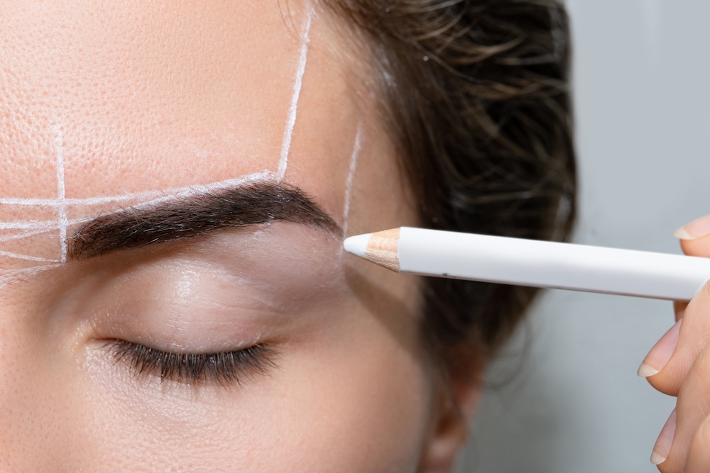 Przewodnik po salonowych zabiegach koloryzacji brwi: Czego się spodziewać?