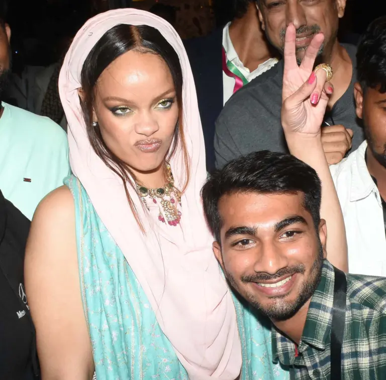Rihanna is seen at Mumbai airport Rihanna is seen at Mumbai airport