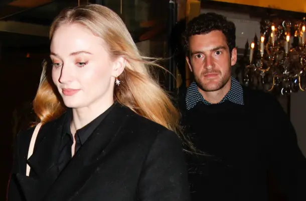 Sophie Turner i jej brytyjski arystokrata przybyli na Paris Fashion Week