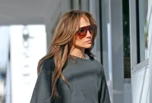 Modnie i wygodnie, czyli Jennifer Lopez i jej luźny styl na co dzień Modnie i wygodnie, czyli Jennifer Lopez i jej luźny styl na co dzień
