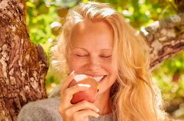 Pamela Anderson pochwaliła się swoim najnowszym projektem, „I love You”