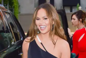 Chrissy Teigen świeci gołymi sutkami i pośladkami na czerwonym dywanie Chrissy Teigen świeci gołymi sutkami i pośladkami na czerwonym dywanie
