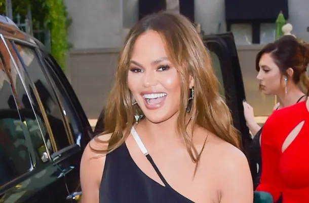 Chrissy Teigen świeci gołymi sutkami i pośladkami na czerwonym dywanie