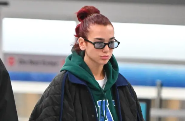 Dua Lipa jest nie do poznania! W podróży stawia na kultową (niedrogą) markę